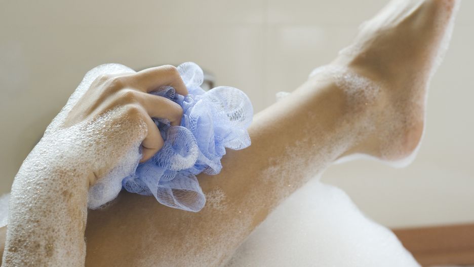 Używasz do kąpieli gąbki? Dermatolog twierdzi, że to niezdrowe