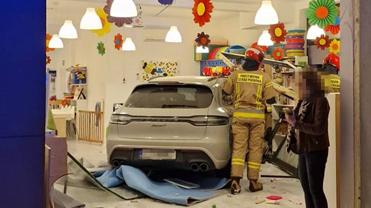 Porsche w środku żłobka