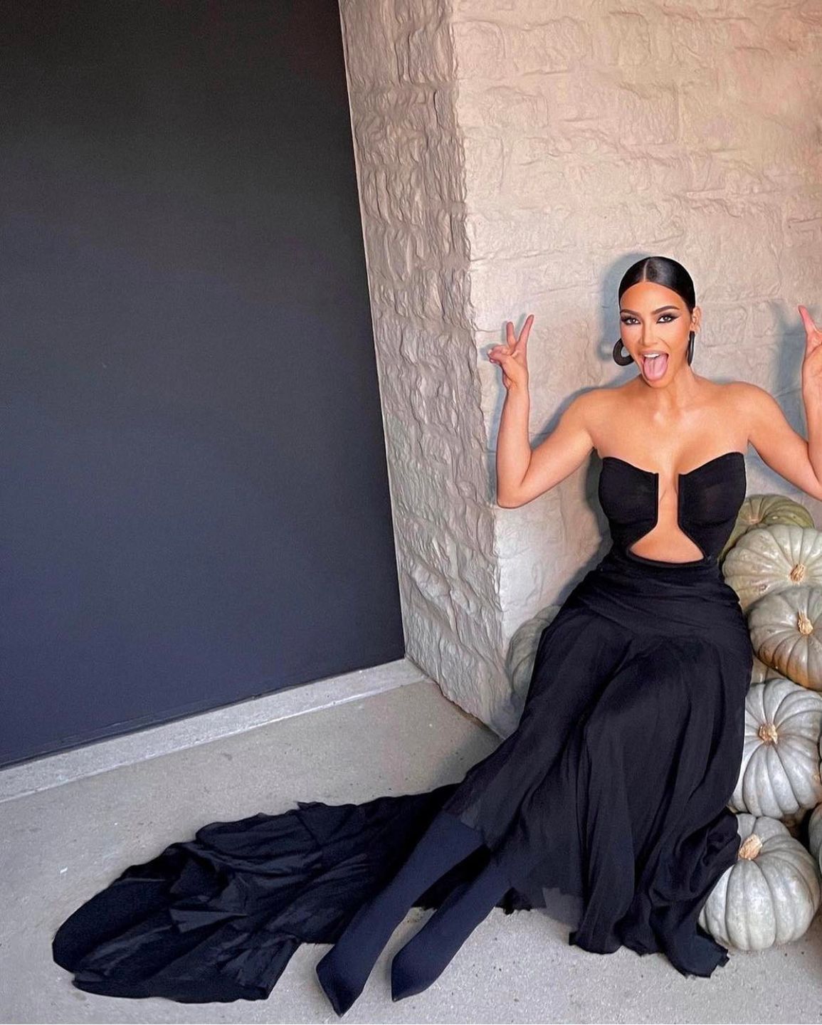 Internauci krytykują sukienkę Kim Kardashian ze ślubu Paris Hilton