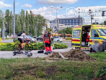 Zderzenie czołowe dwóch osób jadących na elektrycznych hulajnogach. Obaj kierujący ranni