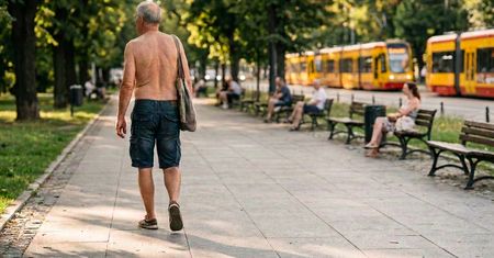 Krótkie spodenki w biurze tak, ale skarpety do sandałów to wciąż "obciach". Polacy ocenili letnią modę i obyczaje