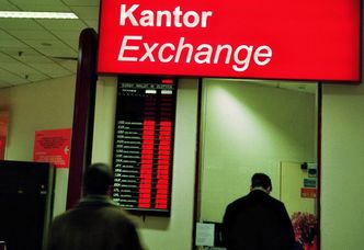 Kursy walut. Frankowicze mogą czuć ulgę. Gorzej z zarabiającymi w funtach i euro