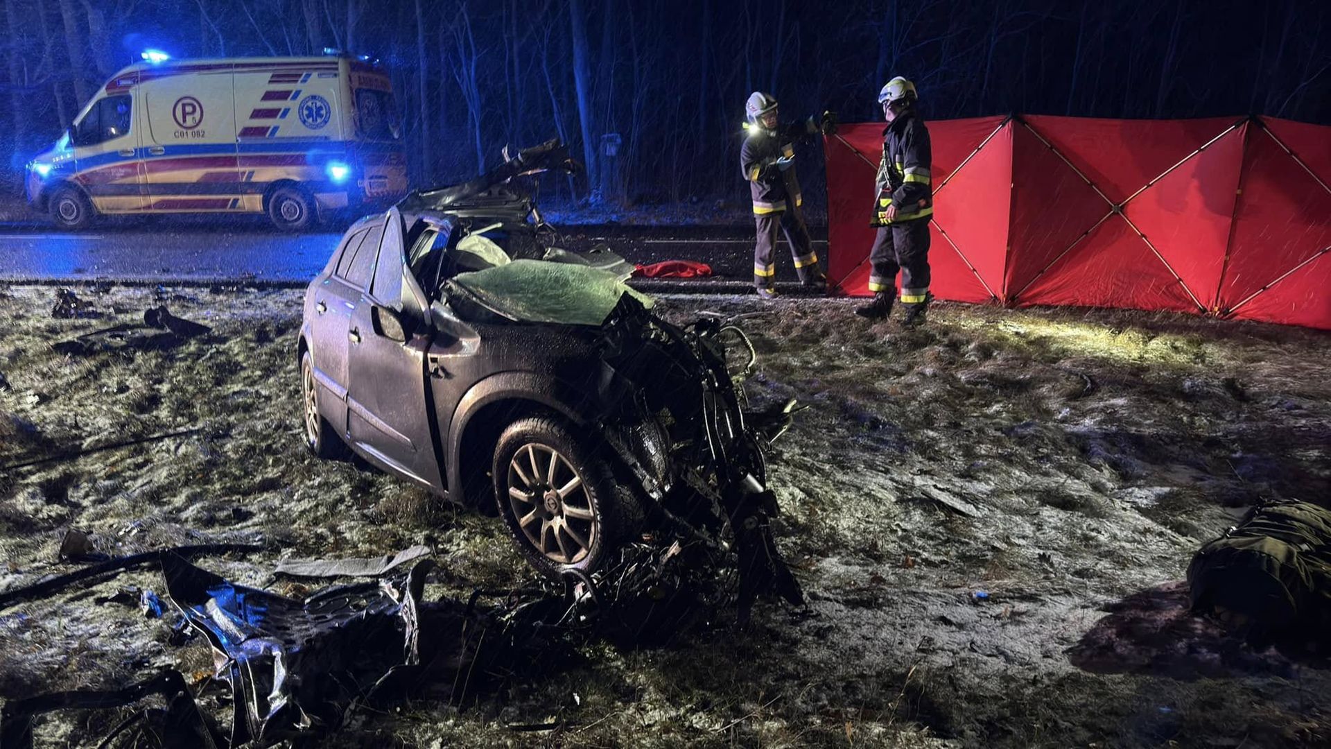 Koszmarny wypadek pod Toruniem. Auto rozerwane na pół