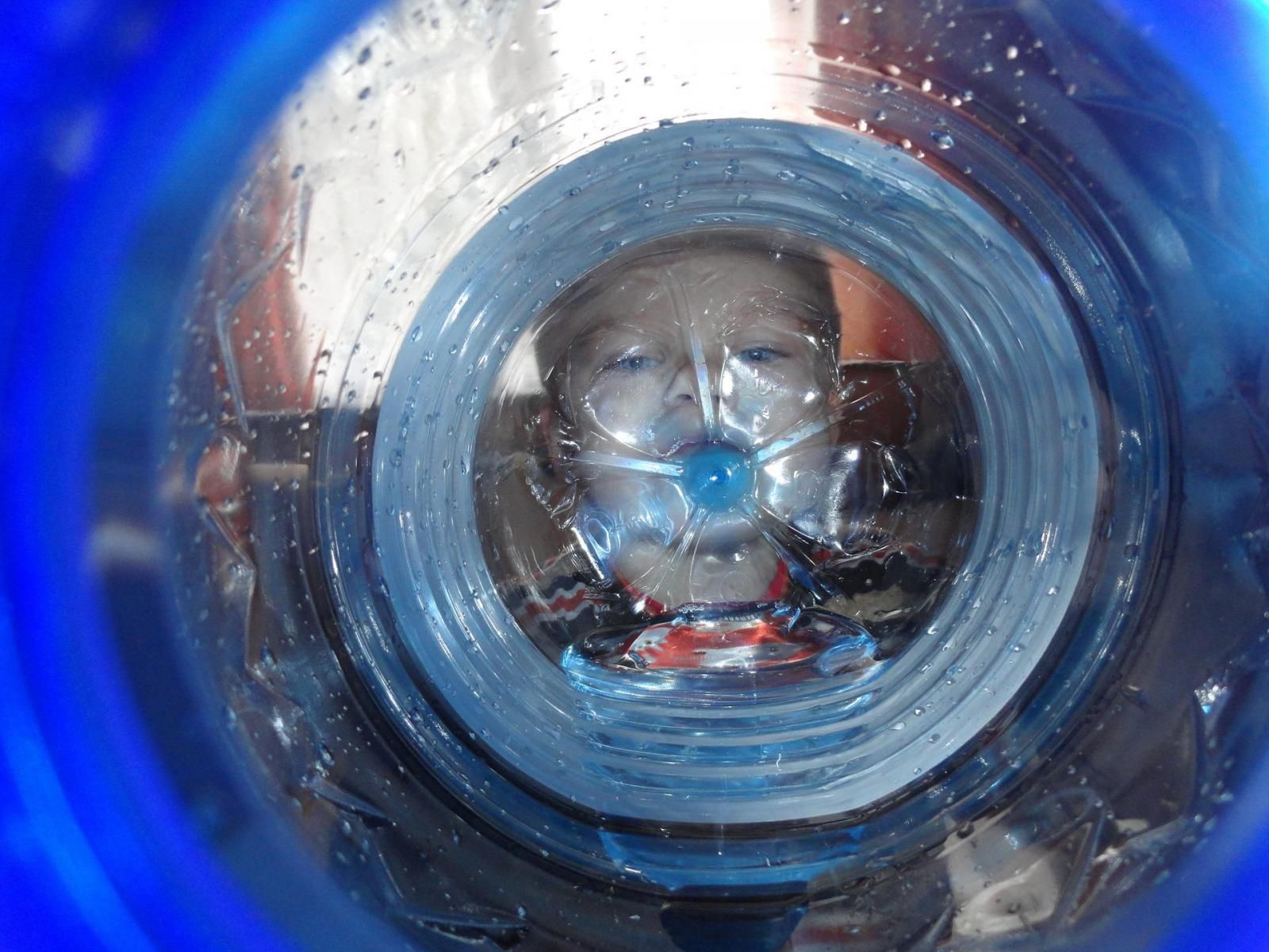 Uwaga na wodę butelkowaną - może zawierać szkodliwy mikroplastik