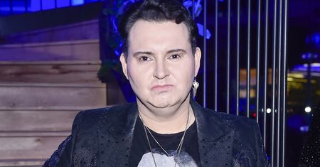 Jest w związku z mężczyzną. Nazwał go "konkubiną"
