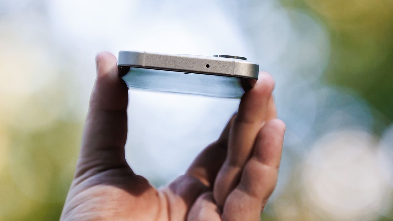 OPPO Reno 16 5G szczelina głośnika na górze.