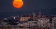 Niesamowite zdjęcie księżyca nad Krakowem. "Nadzieja umiera ostatnia"