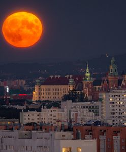 Niesamowite zdjęcie księżyca nad Krakowem. "Nadzieja umiera ostatnia"