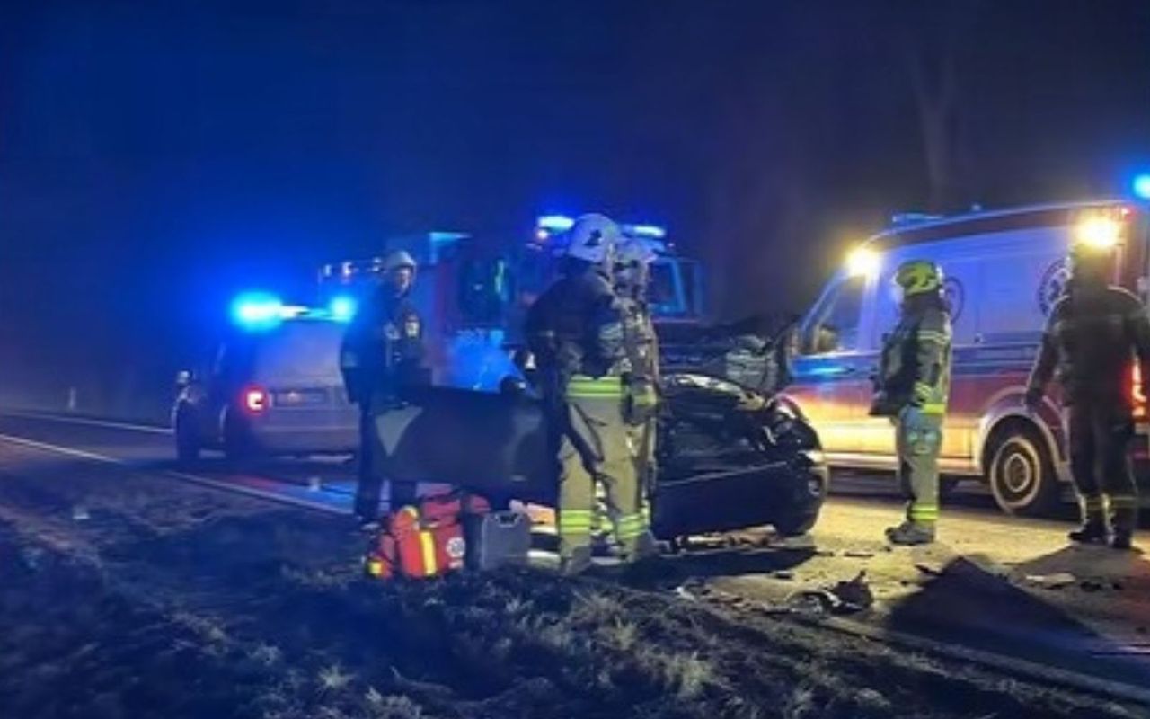 Leżał pod płonącym autem. Nie przeżył. "Kierowca był nietrzeźwy"