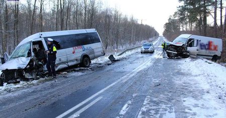 Czołowe zderzenie dwóch busów. Cztery osoby w szpitalu