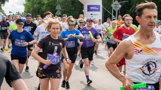 Plum Ekiden w Białymstoku. Biegacze połączyli siły w szczytnym celu. Na starcie sztafety pojawiło się kilkaset drużyn