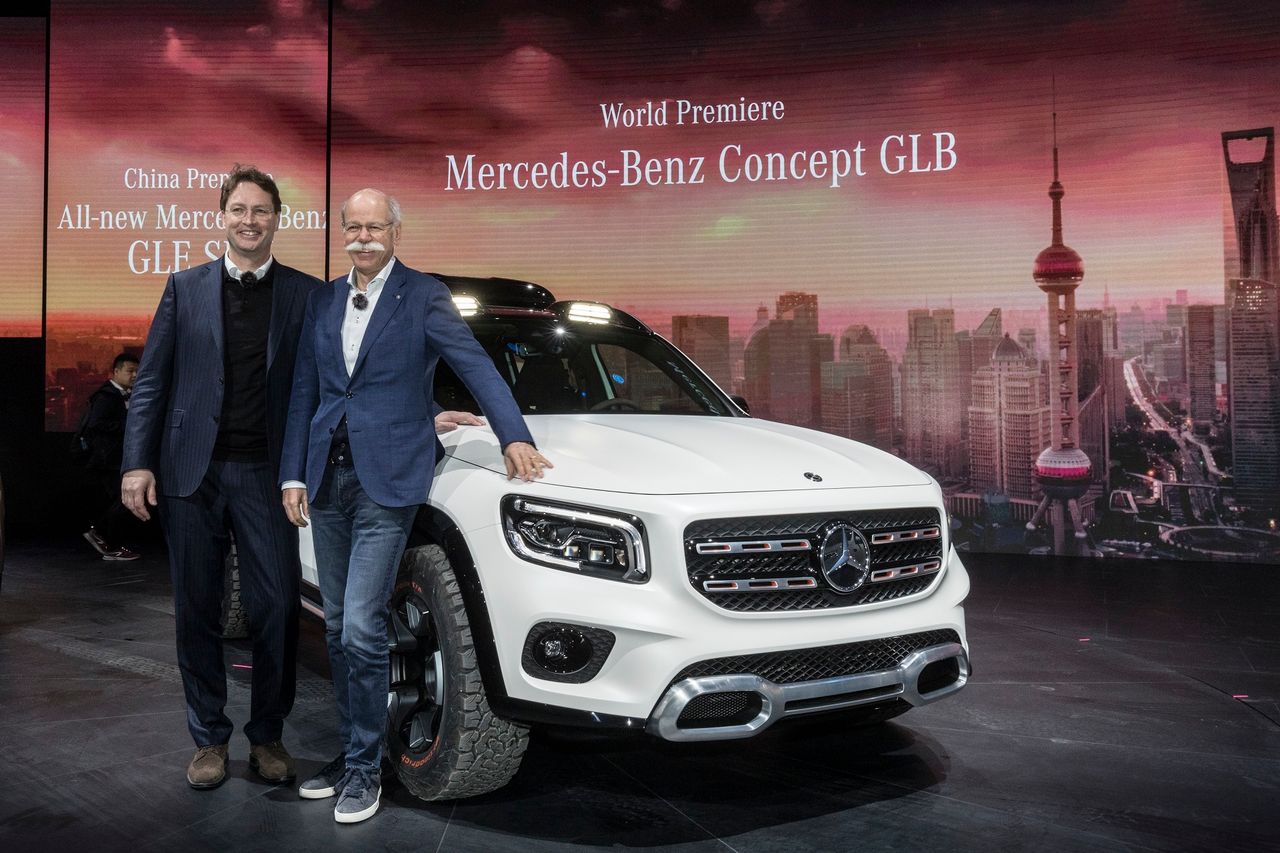 Nowy prezes Daimlera ze swoim poprzednikiem, Dieterem Zetsche (fot. Daimler)