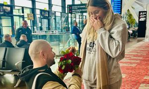 Sceny na lotnisku w Gdańsku. Natalia powiedziała "tak"