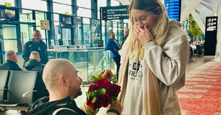 Sceny na lotnisku w Gdańsku. Natalia powiedziała "tak"