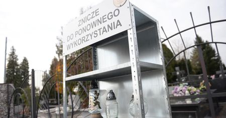 Przy cmentarzu stanął regał na znicze. Można postawić albo sobie wziąć