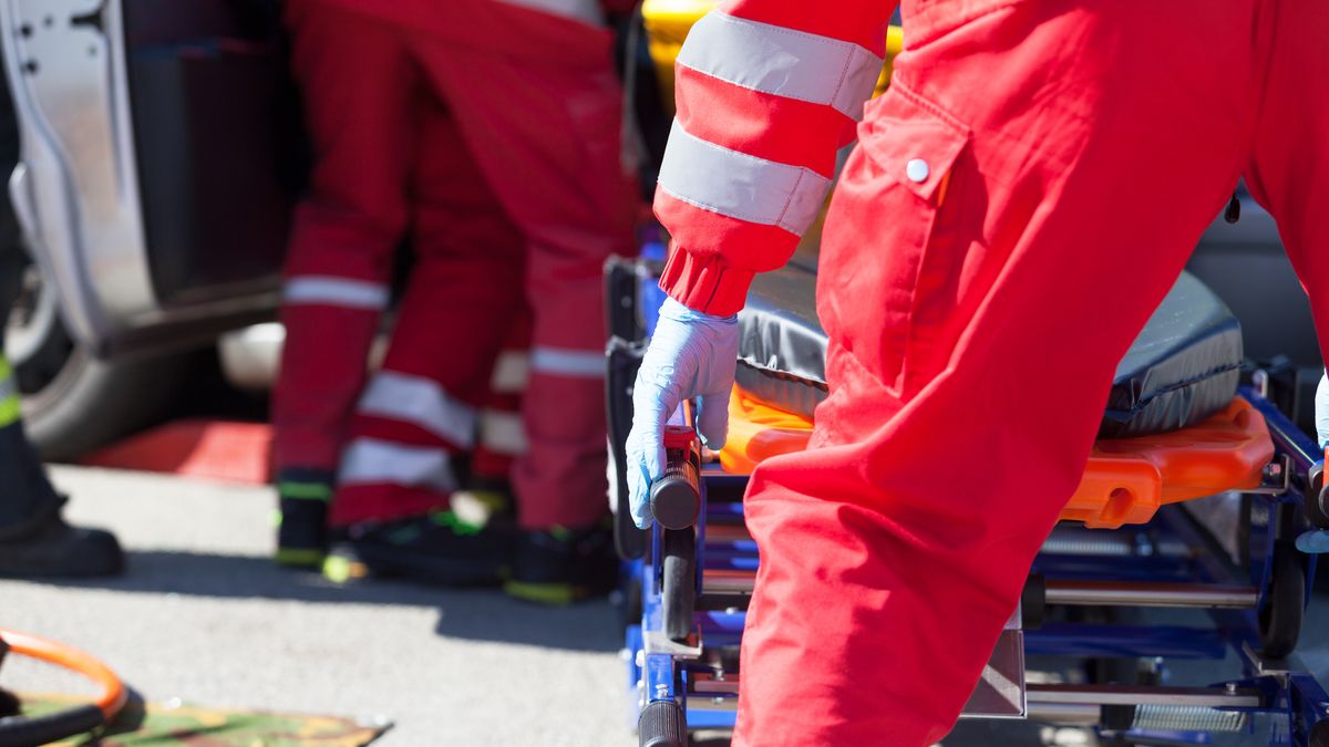 Pogotowie karetka ambulans nosze ratownik