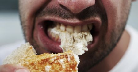 Umierają na wizji z przejedzenia. Food challenge i mukbang - groźne trendy opanowały sieć
