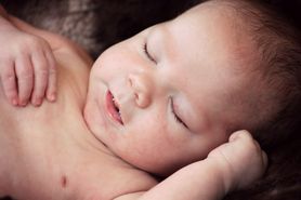Kupa u niemowląt – karmienie piersią, mleko modyfikowane, zmiany, problemy, ciekawostki