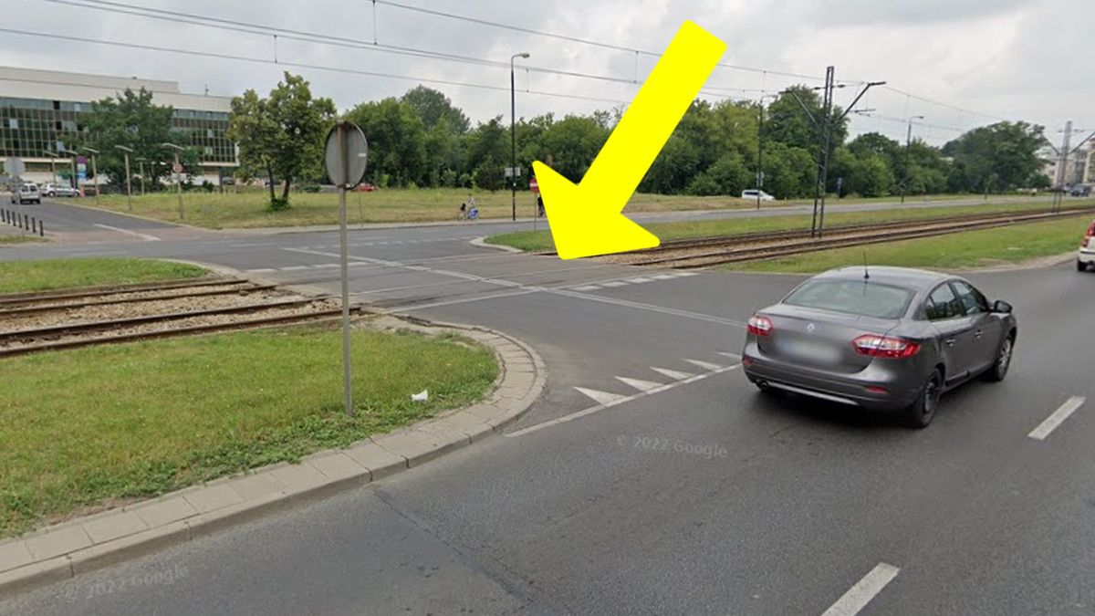 Stosowanie do treści definicji skrzyżowanie obecnie definiowane jest również jako połączenie jezdni na jednej drodze.