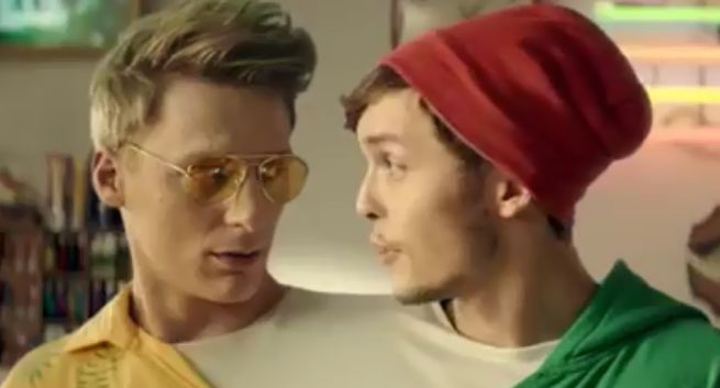 Dwugłowy sprzedawca reklamuje nowe smaki Mirindy (wideo)