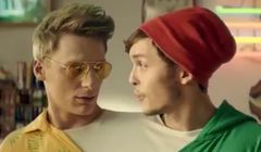 Dwugłowy sprzedawca reklamuje nowe smaki Mirindy (wideo)