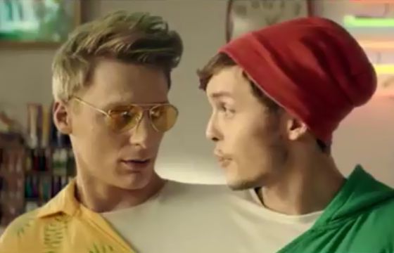 Dwugłowy sprzedawca reklamuje nowe smaki Mirindy (wideo)