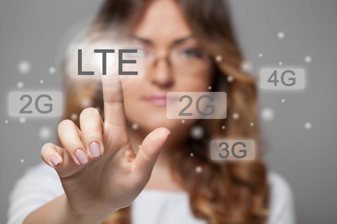 Kobieta naciskająca „przycisk” LTE z depositphotos