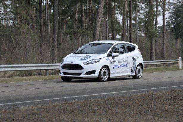 Ford testuje elektryczną Fiestę z silnikami w tylnych kołach [wideo]