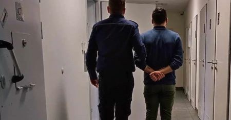 W bagażniku wywieźli go do lasu. Wypuścili, dopiero gdy zrobił, co kazali