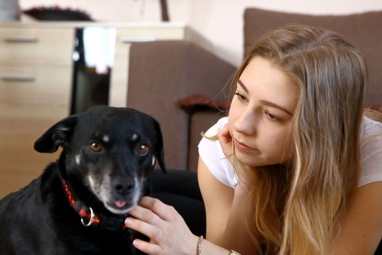 Twój pies warczy przy głaskaniu? To nie agresja, a ważny sygnał