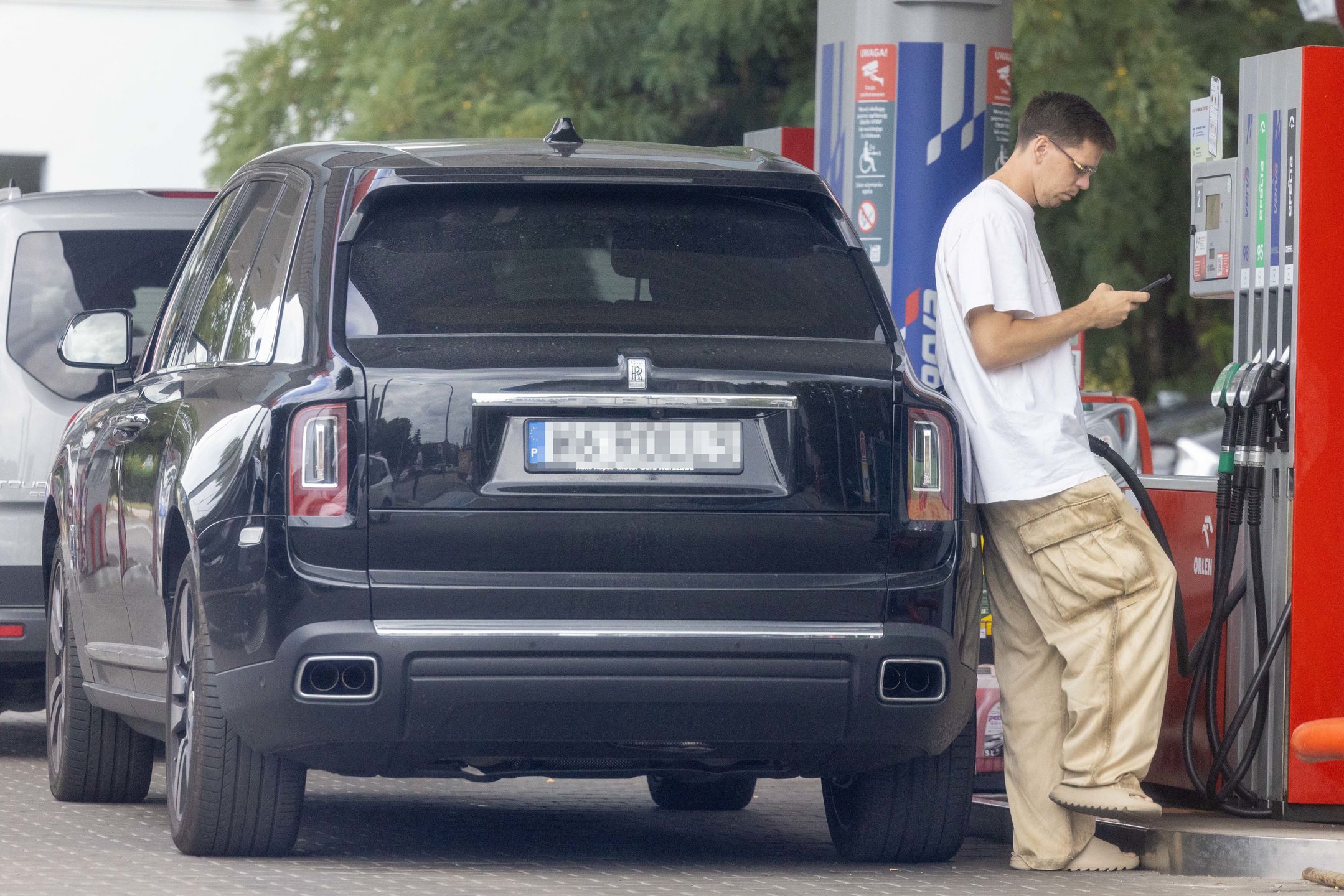 Wojciech Szczęsny tankuje na stacji benzynowej