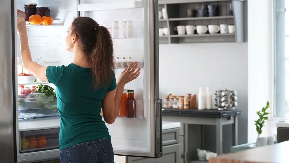 lodówka dom kuchnia kobieta jedzenie dieta