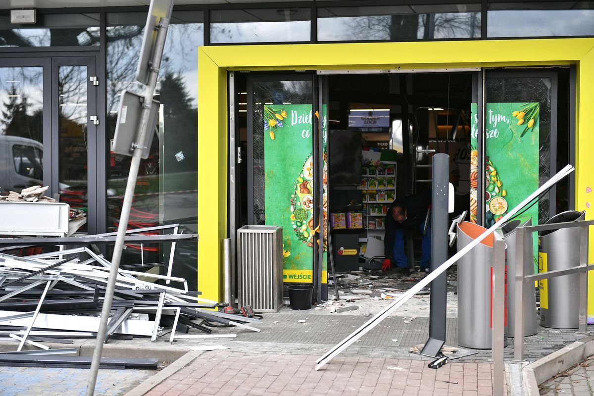 Wysadzony bankomat w Biedronce. Ogrom zniszczeń 