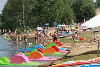 Komu wody dla ochłody? Tłumy wypoczywają nad zalewem Nakło-Chechło