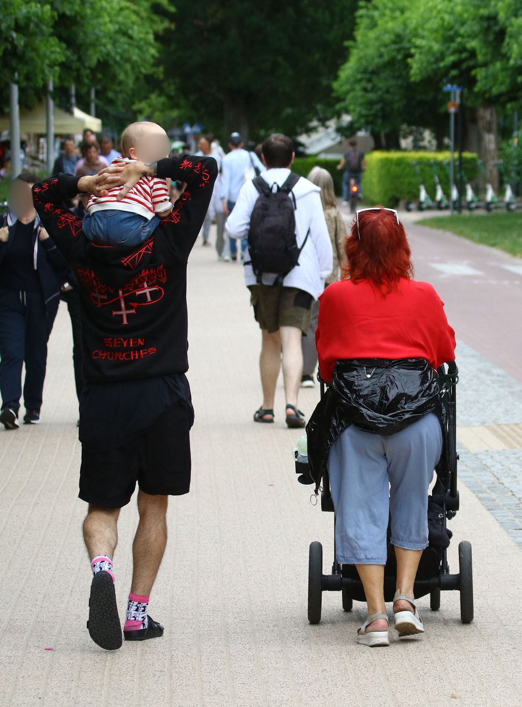 Nergal z synem, partnerką i mamą