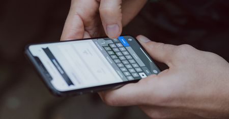 CSIRT KNF ostrzega przed atakiem. Zaczyna się od SMS-a