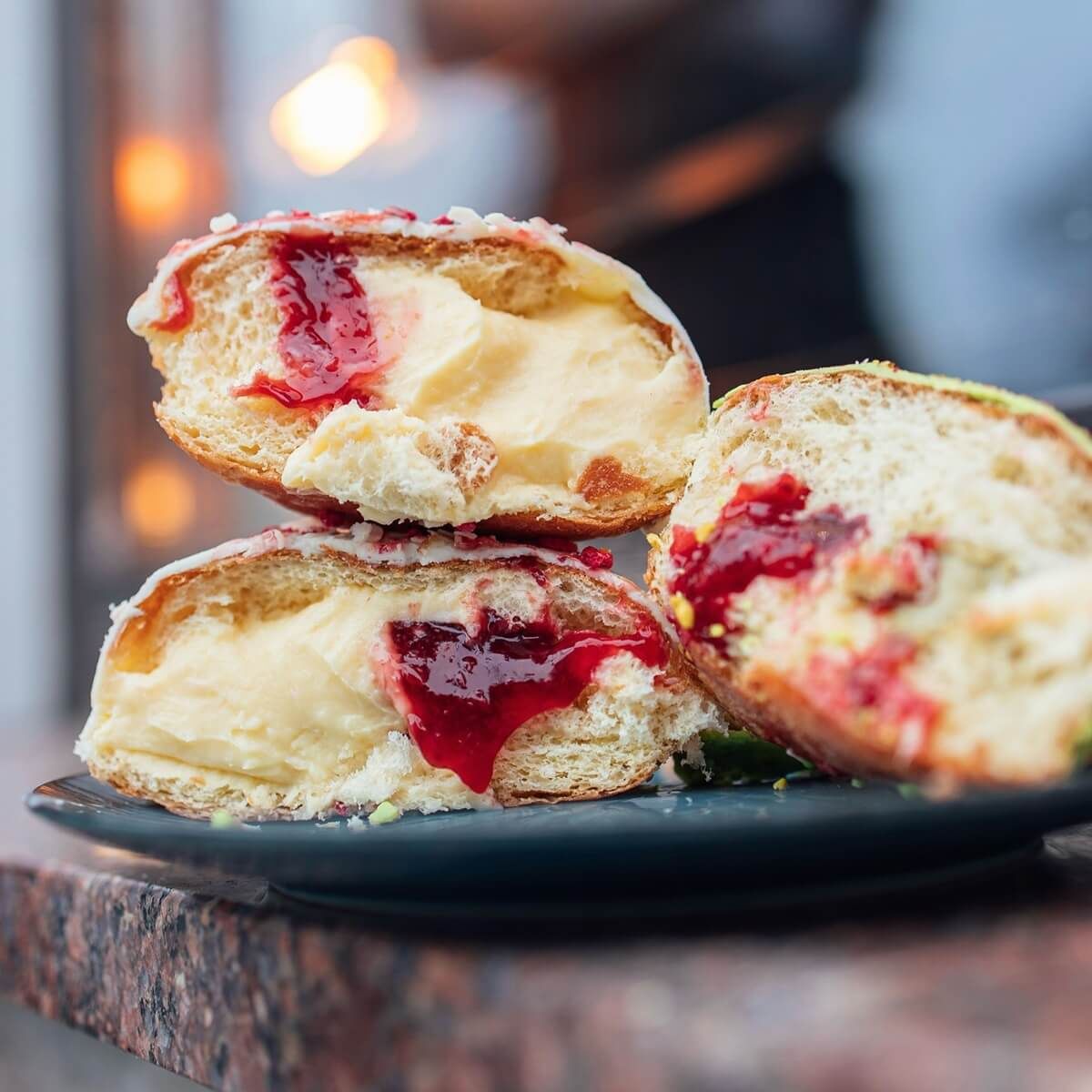 Pączek premium z maliną i białą czekoladą W Chlebaku Bistro