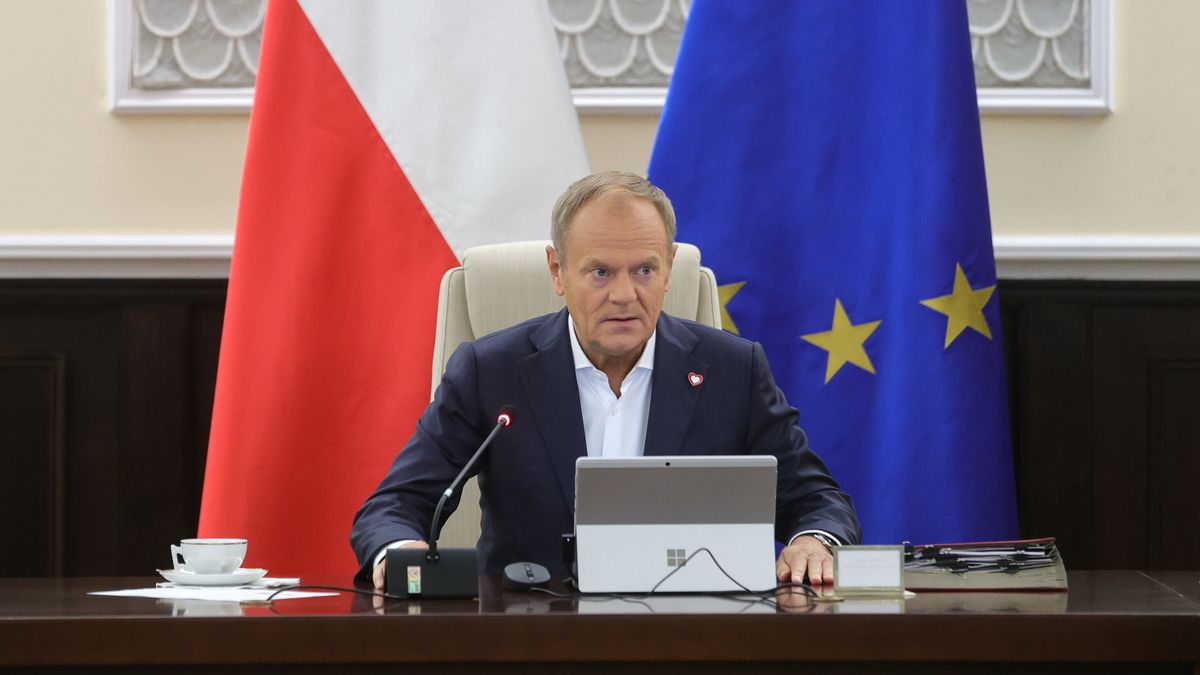 Donald Tusk
Warszawa, 25.06.2024. Premier Donald Tusk przed posiedzeniem rz�du w KPRM w Warszawie, 25 bm. Rz�d zajmie si� m.in. projektami uchwa� ws. Krajowej Strategii Edukacji Finansowej oraz dokapitalizowania sp�ek wchodz�cych w sk�ad Konsorcjum PGZ Narew. (mr) PAP/Rafa� Guz
Rafa� Guz
kancelaria prezesa rady ministr�, kancelaria prezesa rady ministr�w, kprm, polityk polityka, posiedzenie, rada ministr�w, rz�d, rz�d Donalda Tuska, rz�du, posiedzenie posiedzenia