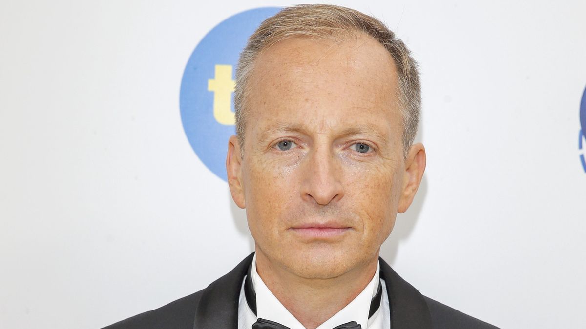 scena z: Konrad Piasecki, SK:, , fot. Podlewski/AKPATOP Of the TOP Festival, Top of the Top Sopot Festival, Top of the Top Sopot Festival 2021 - czwartek, portret, mucha czarna, mucha, muszka czarna, muszka, Konrad Piasecki