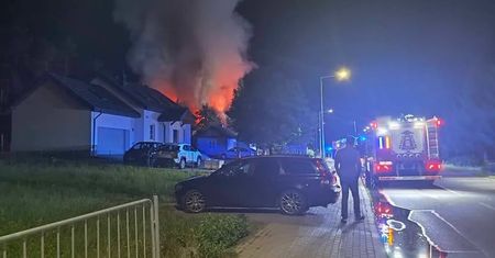 Nocny pożar pod Lublinem. Ogień zajął dach domu, straty są ogromne