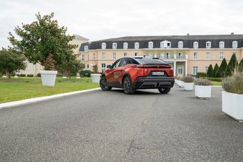 Pierwsza jazda prototypową Toyotą C-HR+ - Japończycy odrobili lekcje