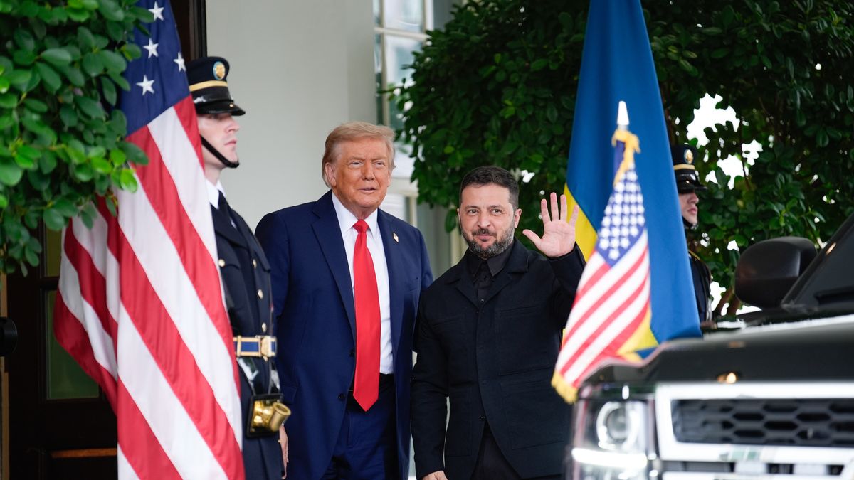 US President Donald Trump (L) greets Ukrainian President Volodymyr Zelensky (R) before their meeting with European Leaders at the White House in Washington, DC, USA, 18 August 2025. US President Trump is meeting with European leaders and President Zelensky to discuss the conflict between Ukraine and Russia. EPA/YURI GRIPAS / POOL Dostawca: PAP/EPA.