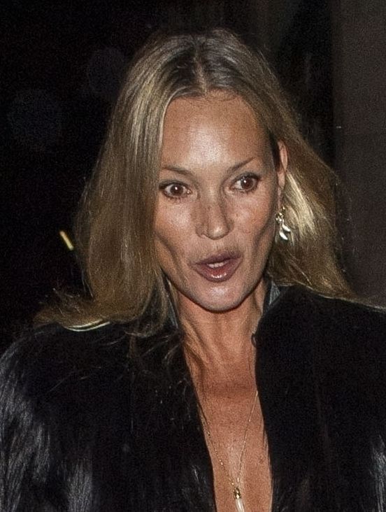 Wydekoltowana Kate Moss baluje z córką do białego rana