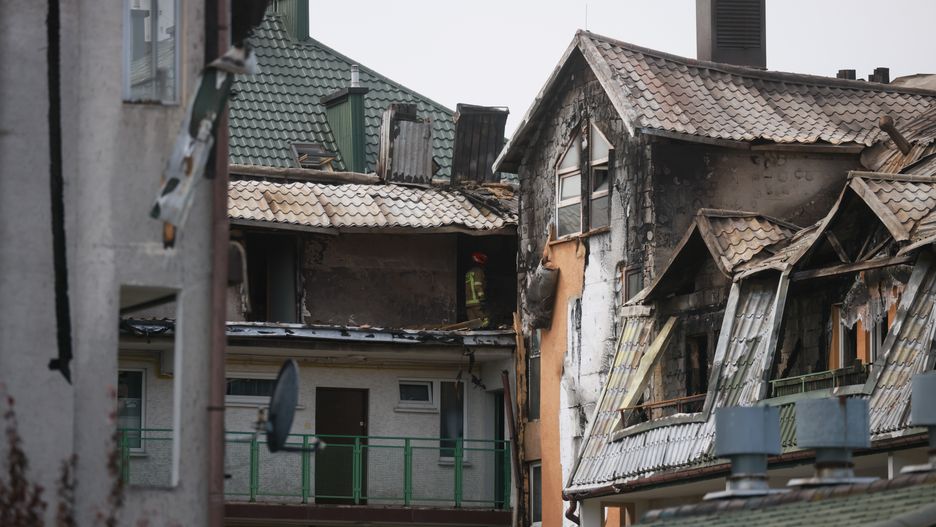 Ząbki, 04.07.2025. Spalone budynki mieszkalne w podwarszawskich Ząbkach, 4 bm. Pożar na poddaszu jednego z budynków wybuchł w czwartek 3 bm. ok. 19:00. Wg Straży Pożarnej ogień strawił cały dach obiektu w kształcie litery U, spłonęły też wszystkie lokale mieszkalne na czwartej kondygnacji. Pożar dotknął ponad dwieście lokali, zamieszkanych przez ponad pięćset osób. (jm) PAP/Leszek Szymański