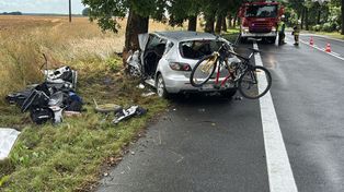 Kierowca mazdy nagle zjechał z drogi i rozbił się na drzewie. Mężczyzna zginął