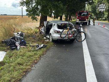 Kierowca mazdy nagle zjechał z drogi i rozbił się na drzewie. Mężczyzna zginął