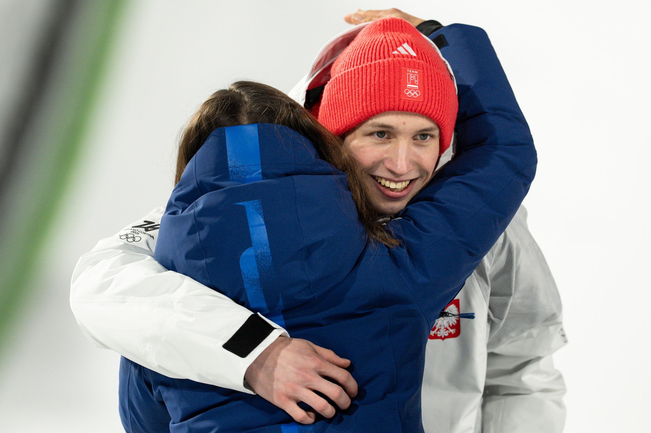 Maja Włoszczowska podczas wręczania medalu Kacprowi Tomasiakowi