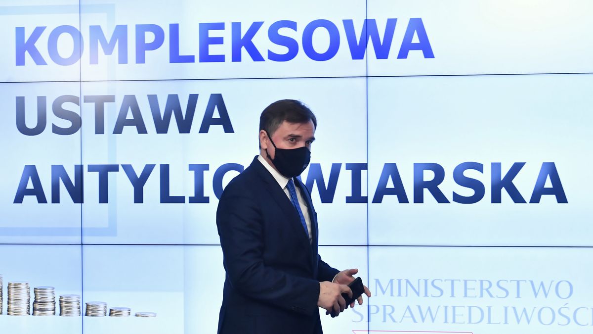Warszawa, 30.11.2021. Minister sprawiedliwości, Prokurator Generalny Zbigniew Ziobro podczas konferencji prasowej w Prokuraturze Krajowej w Warszawie, 30 bm. Temat konferencji: "Kompleksowa ustawa antylichwiarska". (sko) PAP/Piotr Nowak
