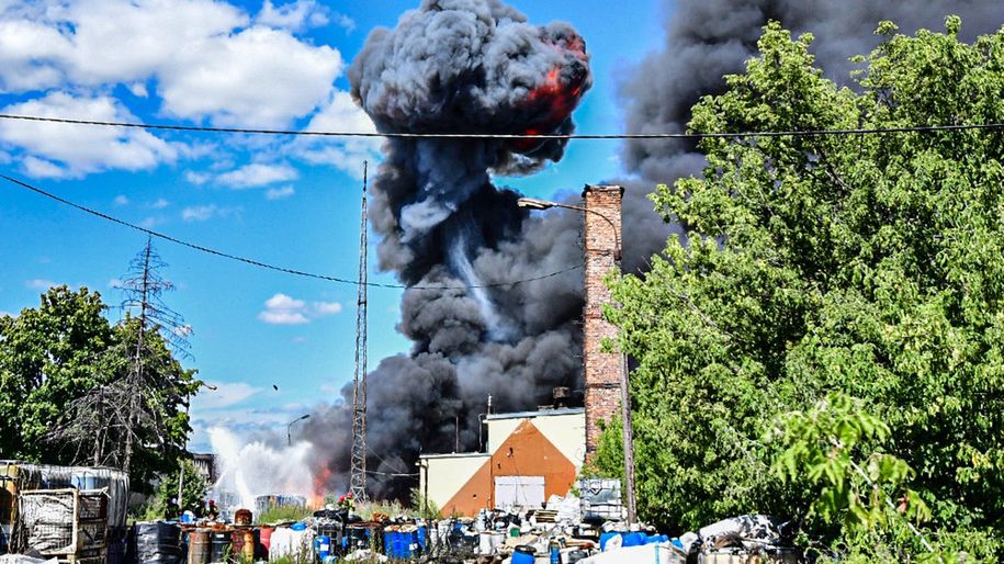 Kłęby czarnego dymu nad Kutnem