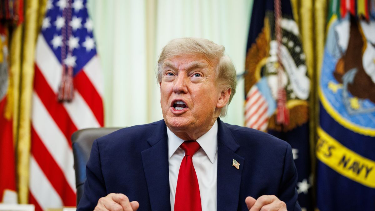 US President Donald Trump speaks after signing an executive order on vehicle repairs at the Resolute Desk in the Oval Office at the White House in Washington, DC, USA, 29 June 2026. EPA/SAMUEL CORUM / POOL Dostawca: PAP/EPA.